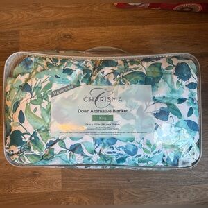 Charisma Reversible Blue White Floral Down Alternative King Blanket EUC 114x100